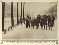 25570 Gezicht in de Laan van Chartroise te Utrecht, met op straat een groep kinderen in een winterse omgeving.